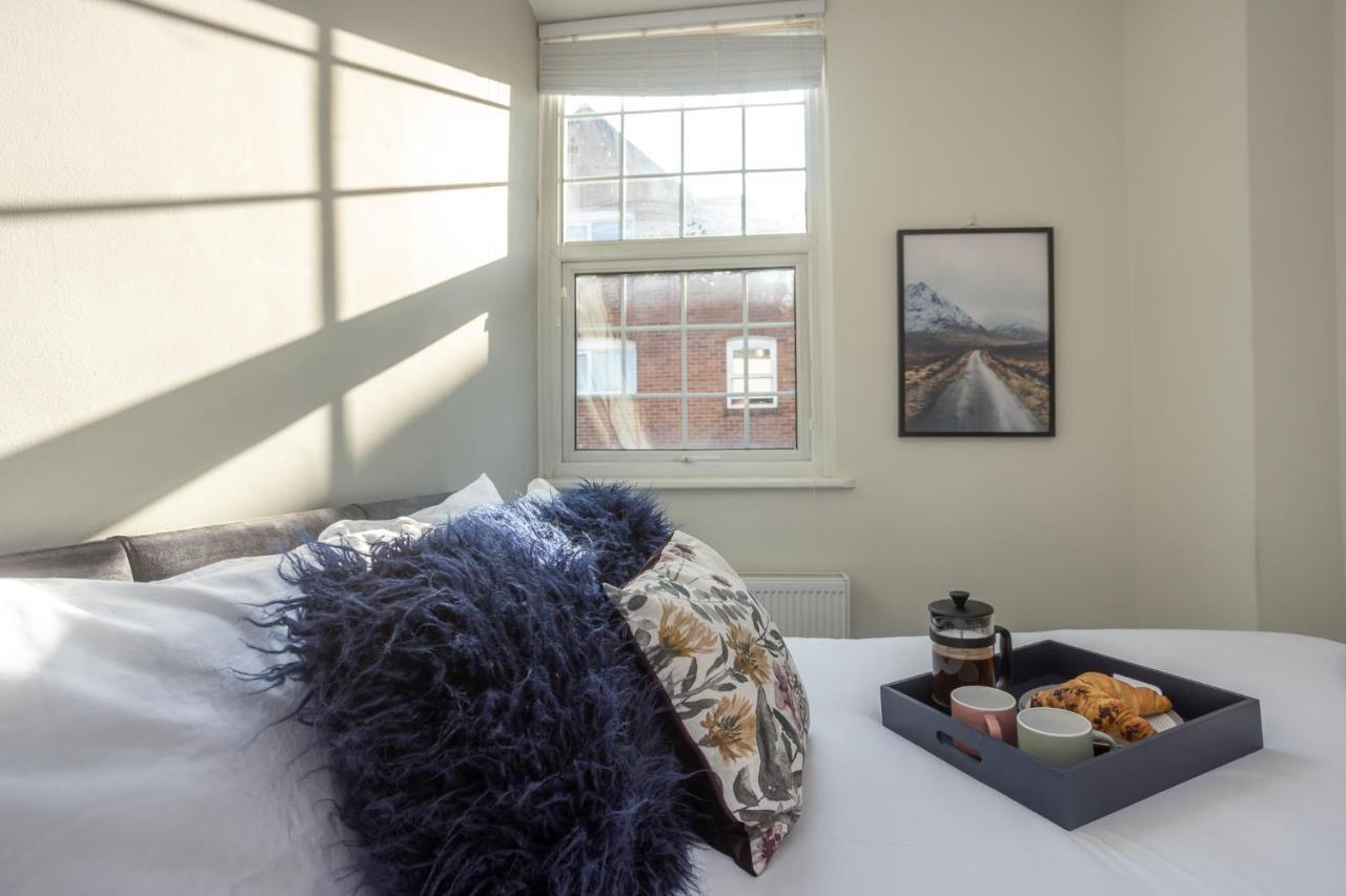 Modern Apartment Within City Walls, Parking Chester Extérieur photo
