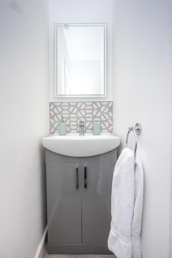 Modern Apartment Within City Walls, Parking Chester Extérieur photo